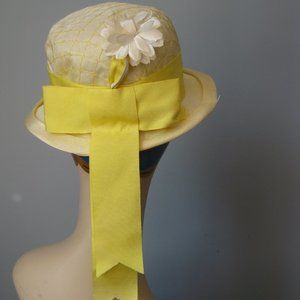 Vintage 1950s Lightweight Summer Hat white yellow easter hat ribbon flower